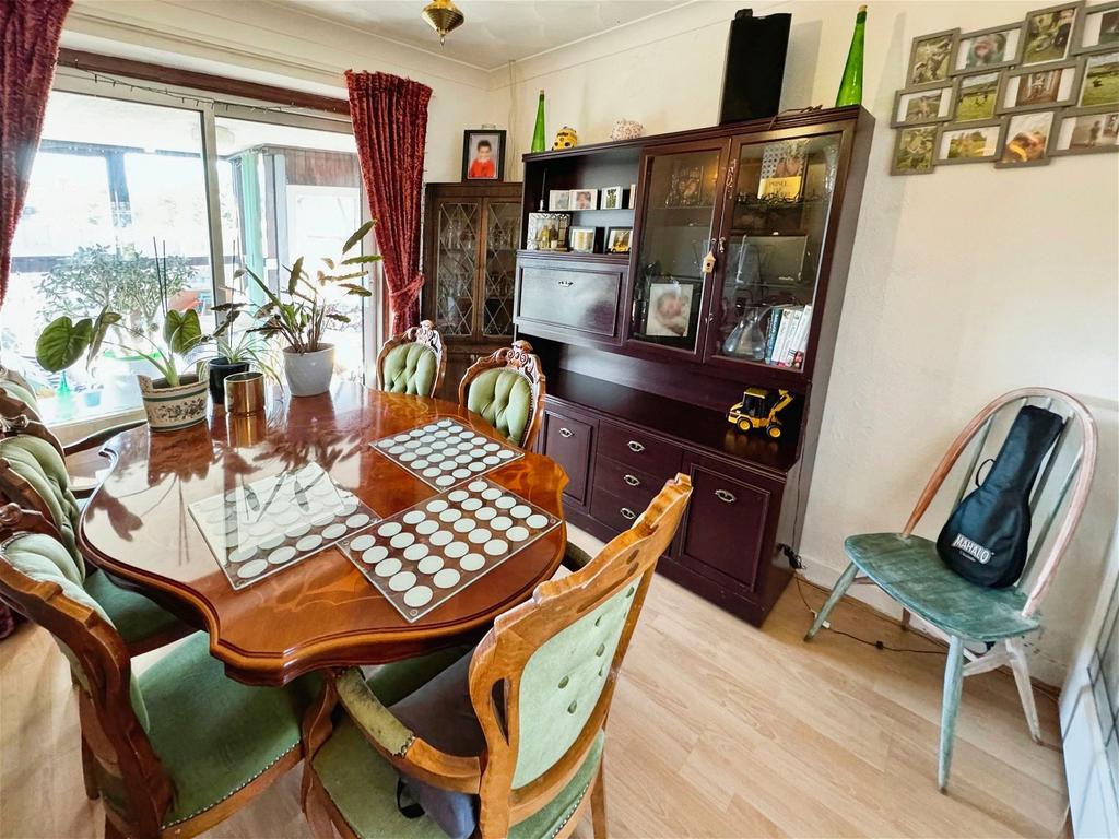 Cilgant Eglwys Wen, Bodelwyddan, LL18 3 bed detached bungalow for sale