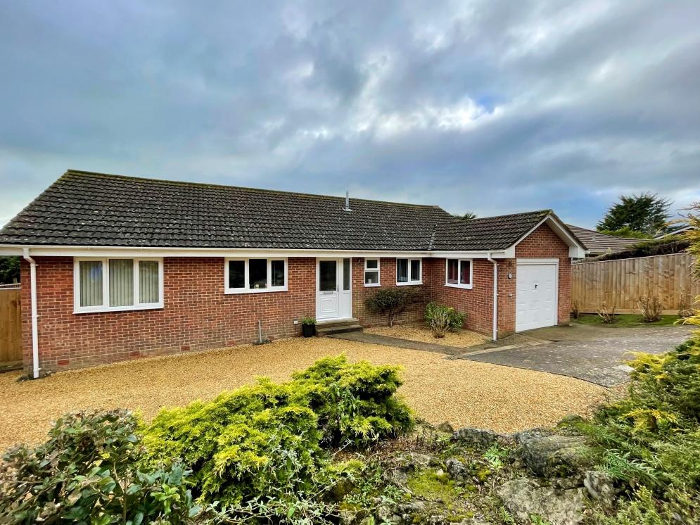 Castle Court, Ventnor PO38 3 bed detached bungalow for sale £595,000