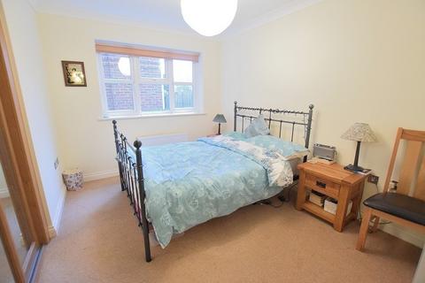 2 bedroom ground floor flat for sale, 52 Manor Road, New Milton, Hampshire. BH25 5WS