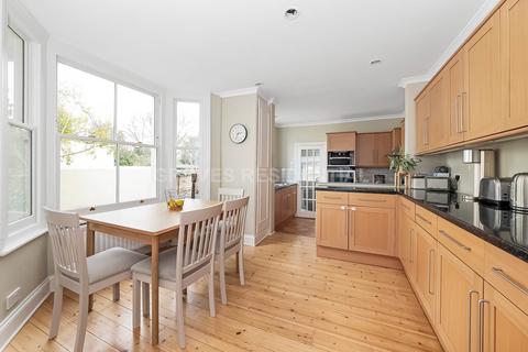 30 Chestnut Grove, New Malden, KT3 3JN
