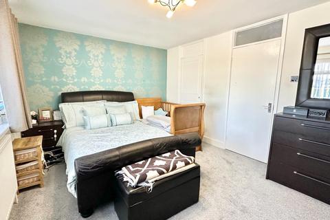 3 bedroom semi-detached house for sale - Fencepiece Road, Ilford IG6