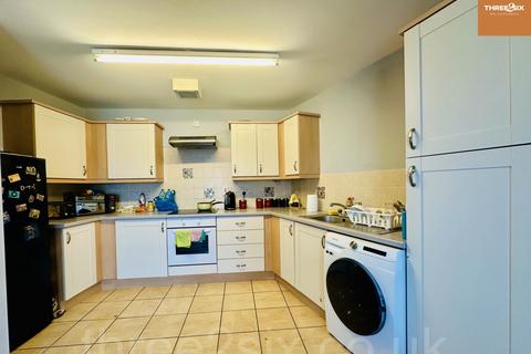 2 bedroom flat for sale, Bell Street, DY4 8JG