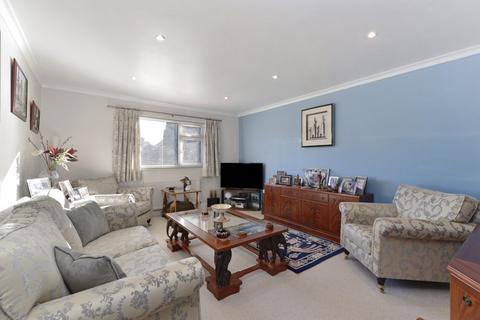 Roslyn Bridge Road, Cranleigh, GU6 7HH