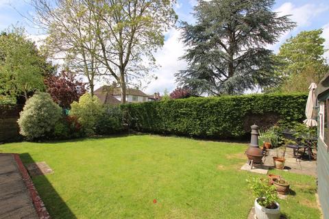 Roslyn Bridge Road, Cranleigh, GU6 7HH
