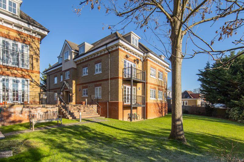 Hale Lane, Edgware 3 bed flat £550,000