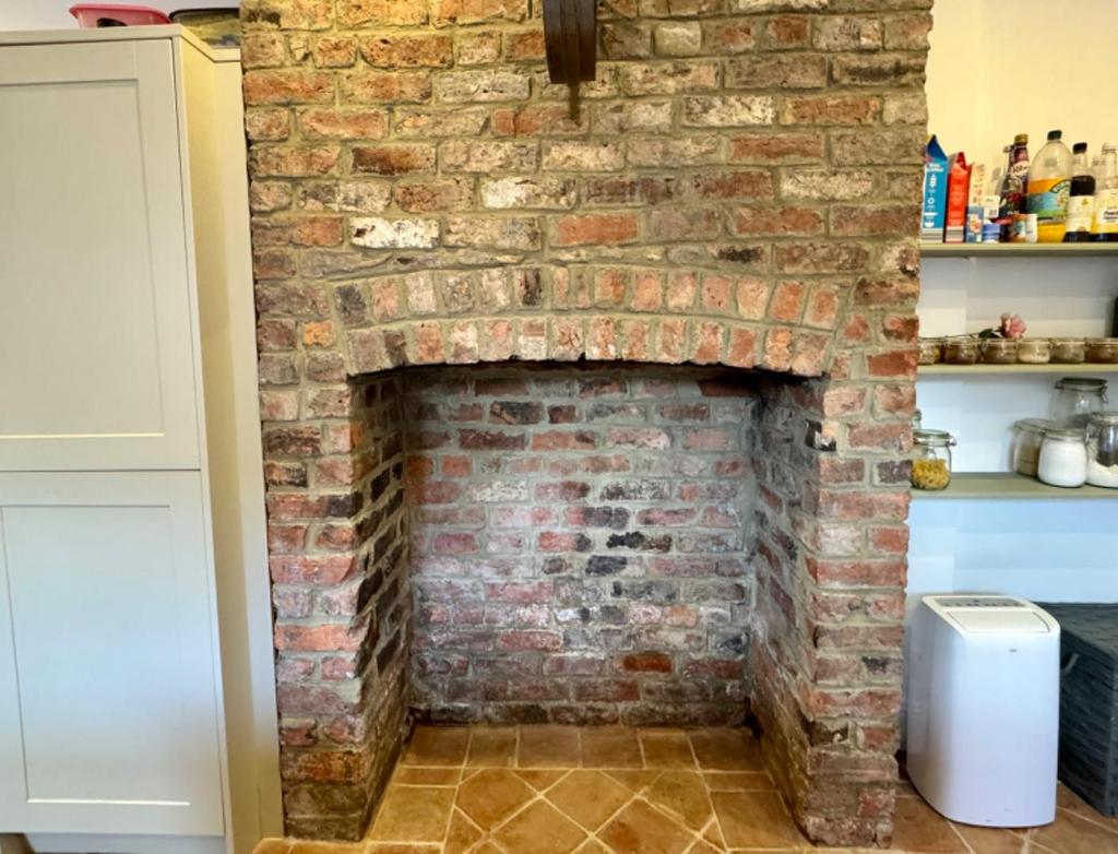 Chimney Breast ( kitchen)