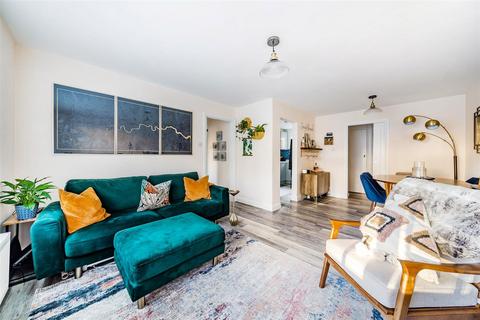 1, Midhurst Court Hook Road, Surbiton, KT6 5AD
