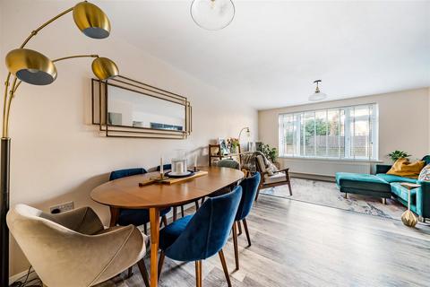 1, Midhurst Court Hook Road, Surbiton, KT6 5AD
