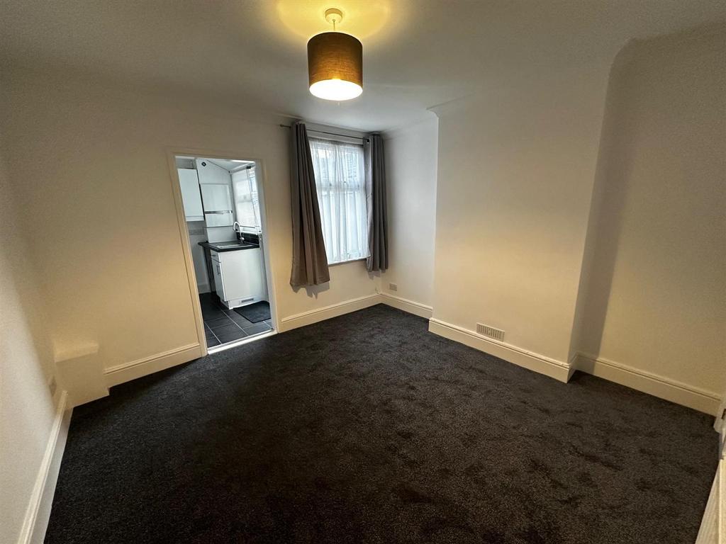 Alexandra Road, Gravesend 2 bed terraced house £1,200 pcm (£277 pw)