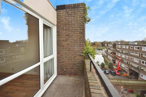 2 bedroom apartment for sale, Justin Close, Brentford