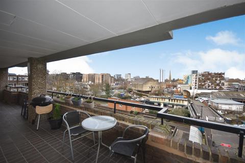 2 bedroom apartment for sale, Justin Close, Brentford