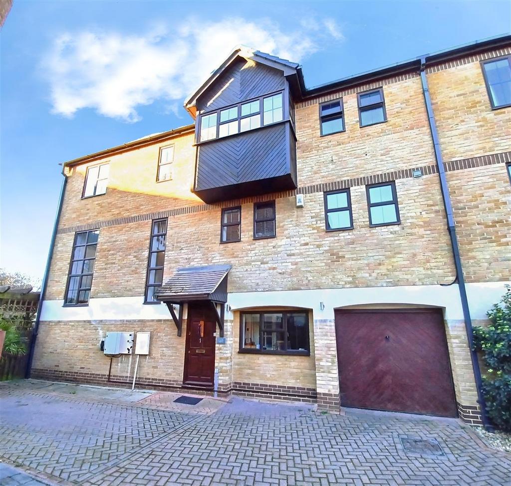 Esplanade, Rochester 4 bed end of terrace house £600,000
