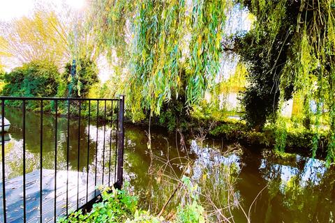 54 Hythe End Road, Wraysbury, Staines-upon-thames, TW19 5AP
