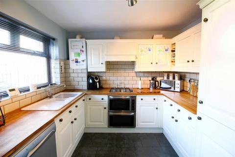 3 bedroom semi-detached house for sale - Burberry Close, Bradford BD4