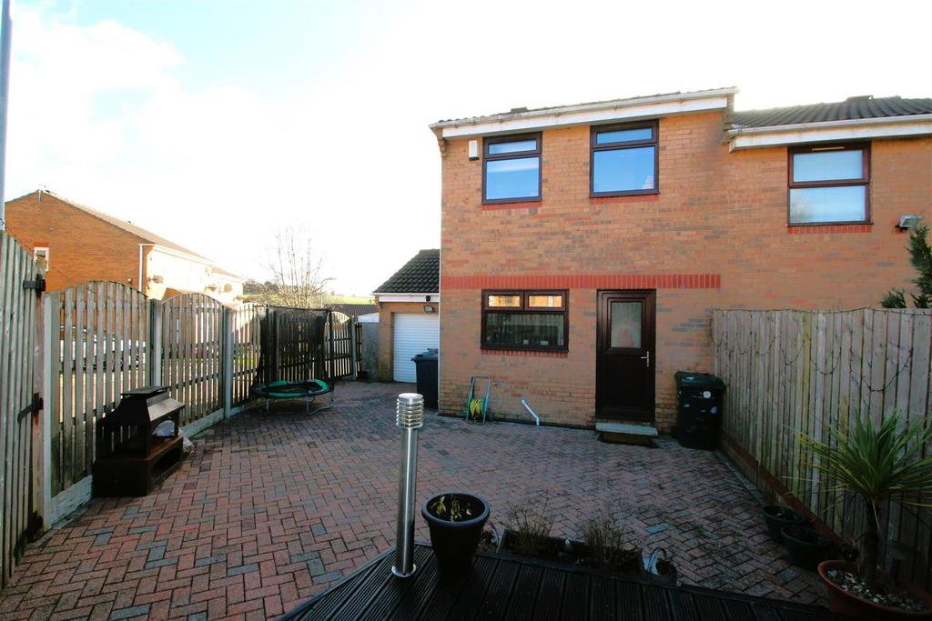 Burberry Close, Bradford BD4 3 bed semidetached house for sale £170,000