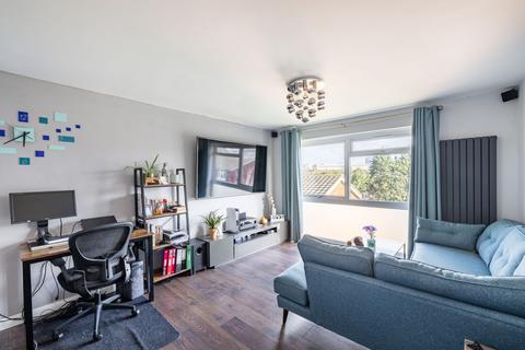 2 bedroom apartment for sale, Twickenham Close, Clayton Court, CR0