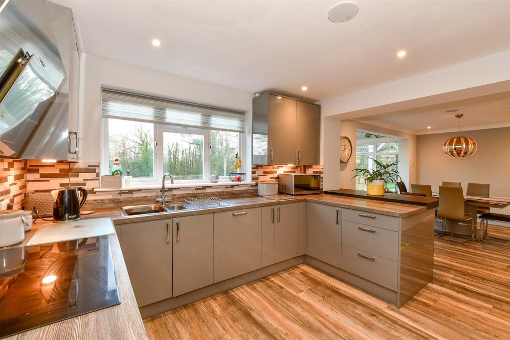 Kitchen/ Dining Area