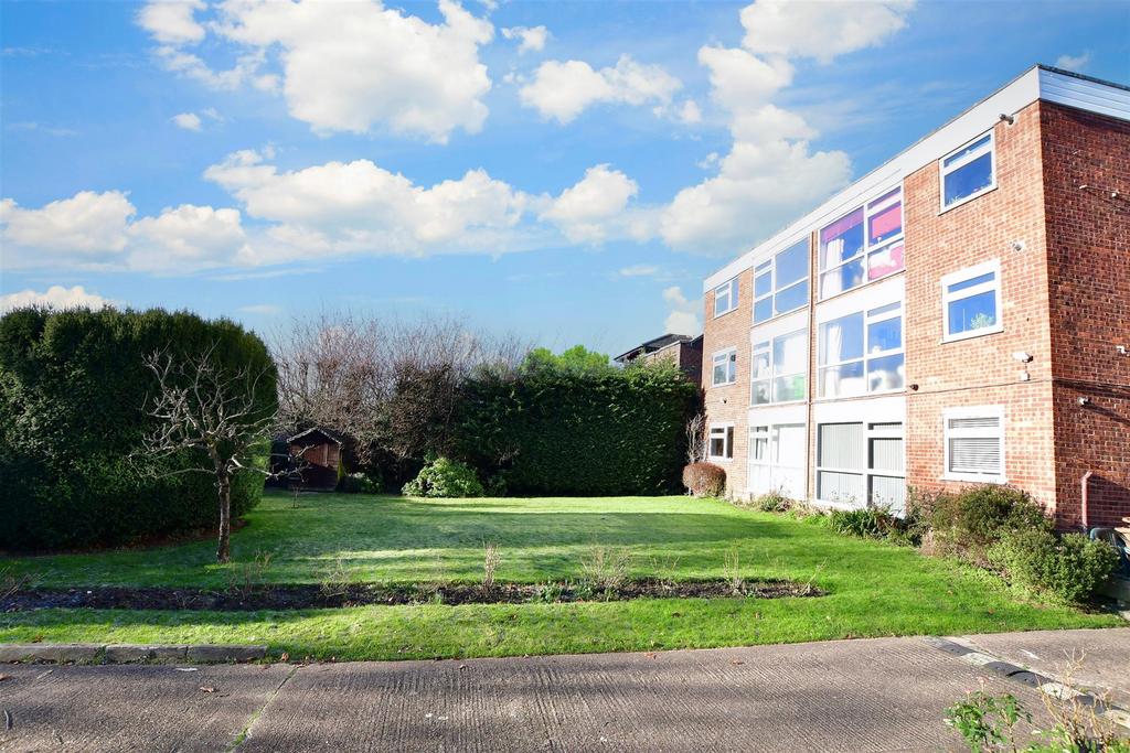 Chingford Avenue, Chingford 2 bed flat for sale £325,000