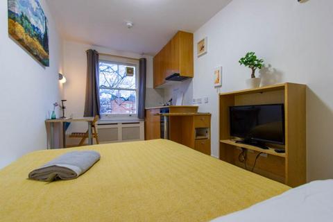 Studio to rent, Penywern Road, Earls Court, London, SW5
