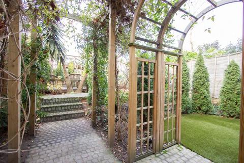 Studio to rent, Penywern Road, Earls Court, London, SW5
