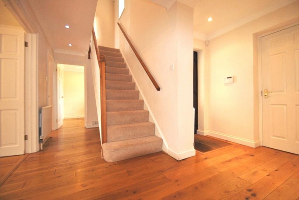 Letchworth Garden City SG6 5 bed detached house to rent £2,450 pcm (£