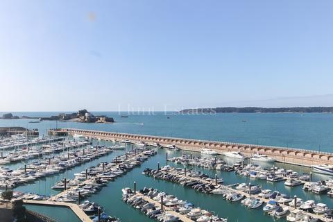 2 bedroom flat to rent, La Rue de L'Etau, St. Helier, Jersey. JE2 3EU