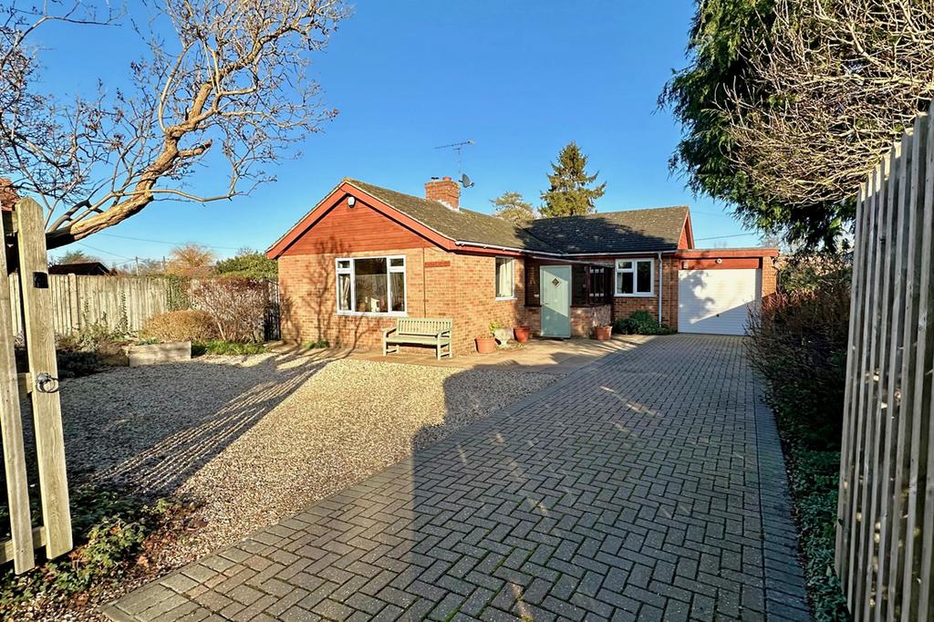 Upperton, Brightwell Baldwin OX49 3 bed detached house for sale £695,000