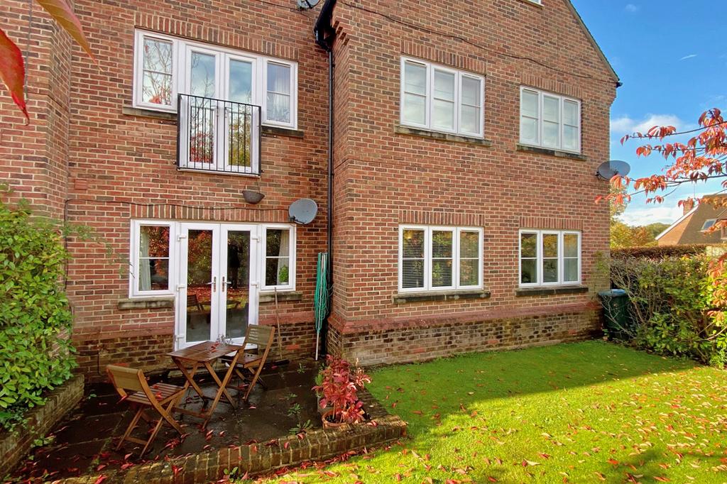 Chiltern Court, Goring RG8 2 bed apartment to rent £1,295 pcm (£299 pw)