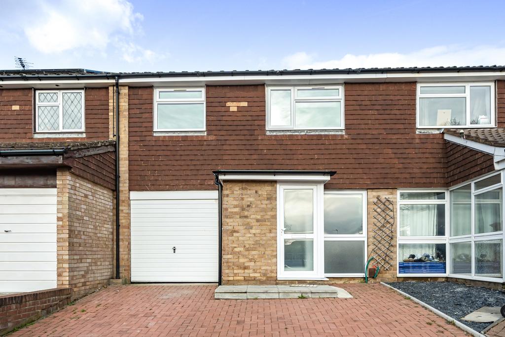 Saxon Close Northfleet DA11 3 bed terraced house £1,750 pcm (£404 pw)