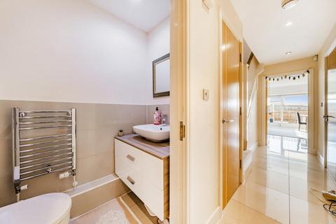 44 Greenview Drive, Raynes Park, London, SW20 9DS