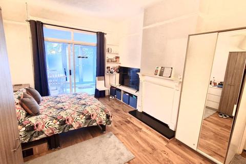 1 bedroom in a house share to rent - Whitehall Gardens, London, W39RD