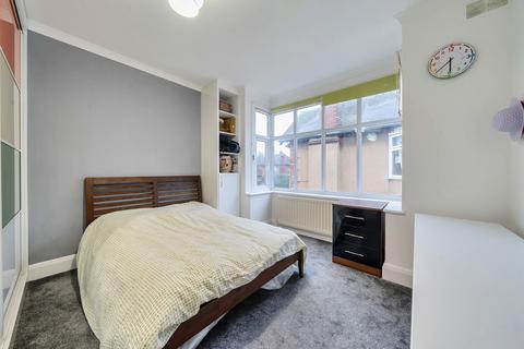 15 West End Court, Pinner, HA5 1BP