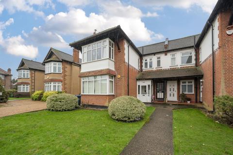 15 West End Court, Pinner, HA5 1BP