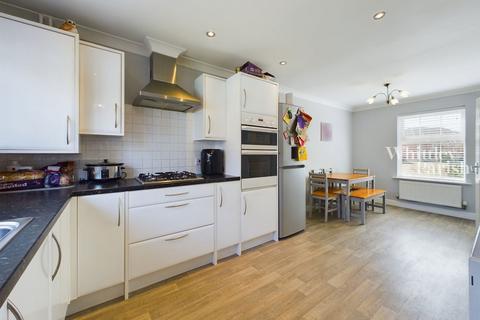 38 Bullfinch Drive, Harleston, IP20 9FB