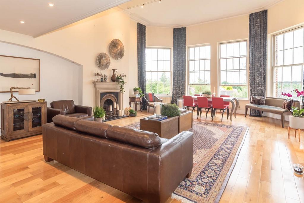 Royal Drive, London N11 3 bed apartment for sale £1,100,000