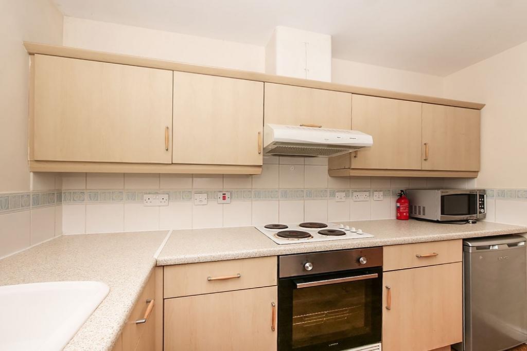 Beaconsfield Road, London N11 2 bed flat for sale £375,000