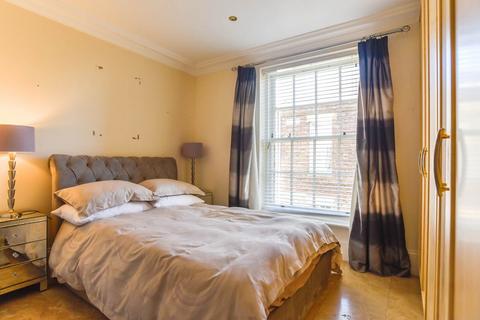 2 bedroom apartment to rent, Royal Drive, London  N11