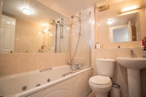 2 bedroom apartment to rent, Royal Drive, London  N11