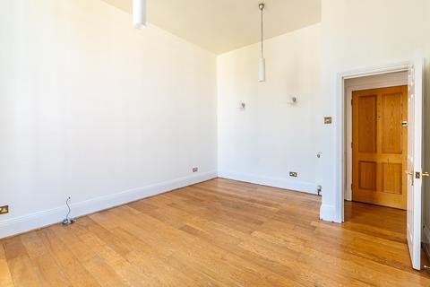 3 bedroom apartment to rent, Royal Drive, London N11