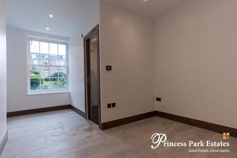 2 bedroom apartment to rent, Royal Drive, London N11