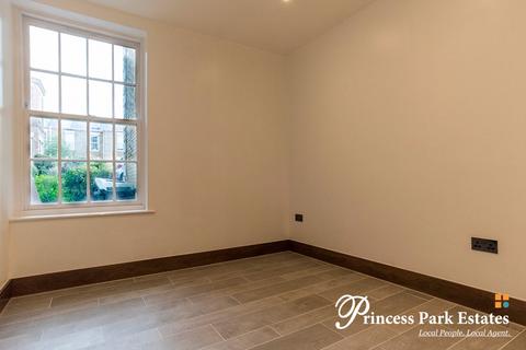 2 bedroom apartment to rent, Royal Drive, London N11