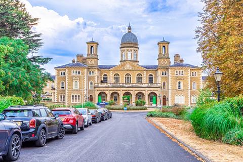 2 bedroom flat to rent, Royal Drive, London N11