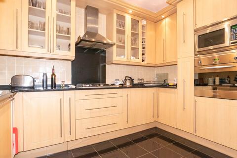 2 bedroom flat to rent, Royal Drive, London N11