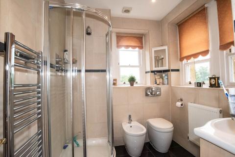 2 bedroom flat to rent, Royal Drive, London N11