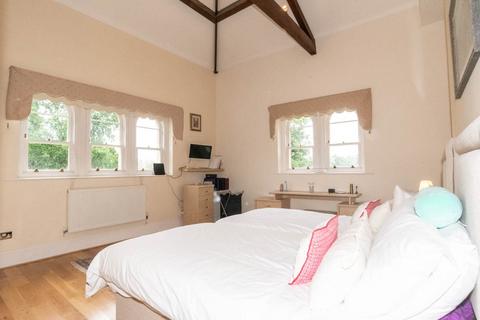 2 bedroom flat to rent, Royal Drive, London N11