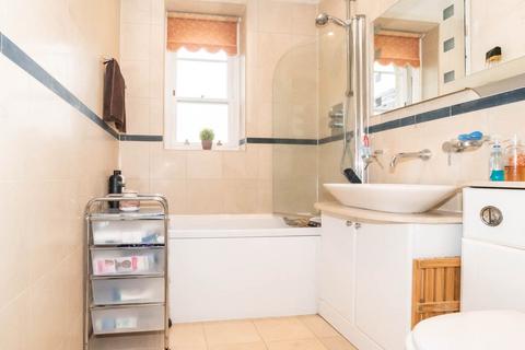 2 bedroom flat to rent, Royal Drive, London N11