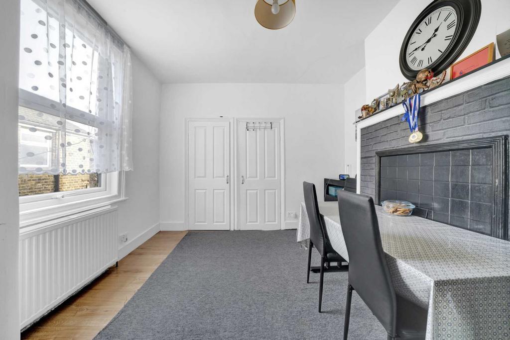 Twickenham Road, Leytonstone E11 3 bed flat for sale £425,000