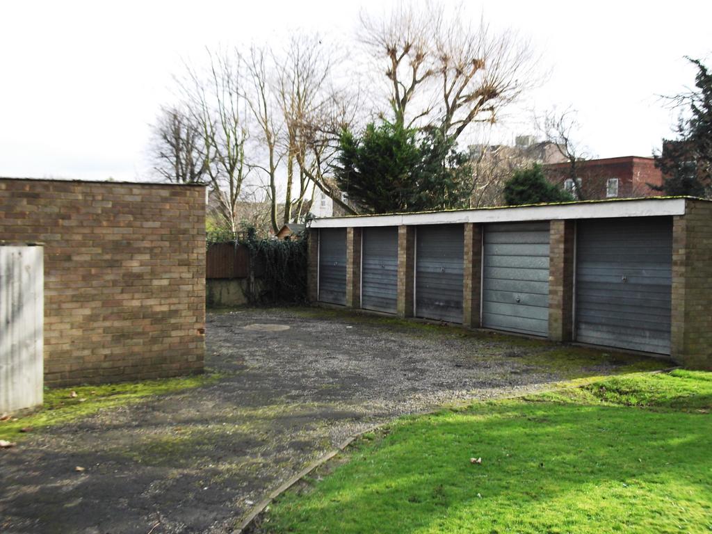 Dry and secure garage to rent in Wimbledon