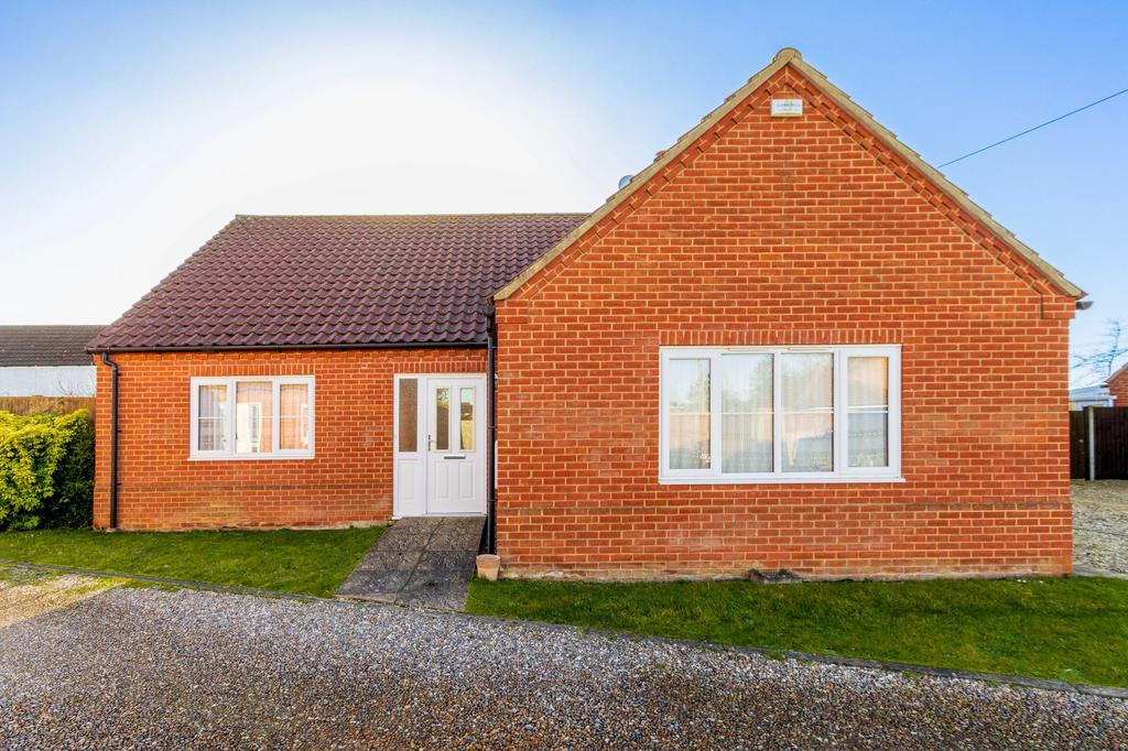 Yaxham Road, Dereham, NR19 3 bed detached bungalow for sale £300,000