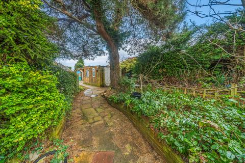 37 Boltons Lane, Woking, GU22 8TL